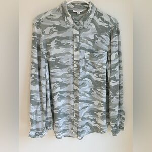 BEACHLUNCHLOUNGE Camo Button Down Shirt Size Large